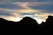 92 Il sole tramonta dietro le montagne